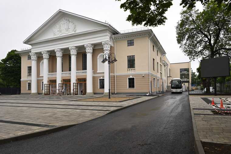 Глава Адыгеи встретился с коллективом ансамбля «Нальмэс» и представил обновлённый концертный зал. Глава Адыгеи встретился с коллективом ансамбля «Нальмэс» и представил обновлённый концертный зал.
